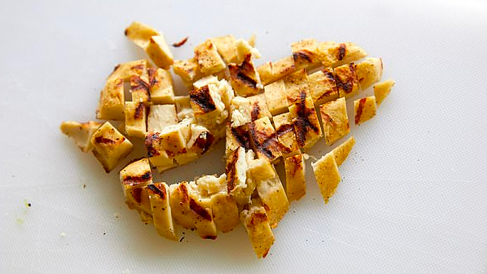 তবে মাংসের বিকল্প হিসেবে বাজারে ইতিমধ্যেই ‘প্লান্ট বেসড মিট’ এসে গিয়েছে, যা মূলত সয়া গাছের শিকড় থেকে তৈরি হয়। তাতে রং আনতে ব্যবহার করা হয় বিট। এ ছাড়াও নানা ধরনের প্রোটিন উপাদান ব্যবহার করা হয়।