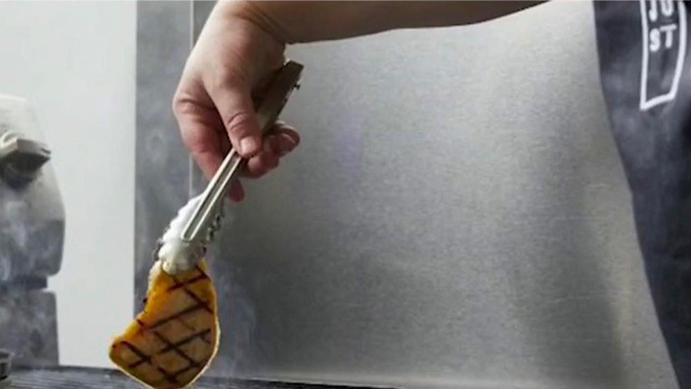 ‘গুড ডট’, ‘ভেজলে’-র মতো বিকল্প এবং ‘নিরামিষ মাংস’-এর ব্র্যান্ড ইতিমধ্যেই ভারতের বাজারে রয়েছে। শুধু তাই নয়, গুডমিল্কের মতো ‘প্লান্ট বেসড ডেয়ারি প্রডাক্টস’ও পাওয়া যায় ভারতে। তারা বিকল্প দই, চিজ এবং দুধ তৈরি করে।