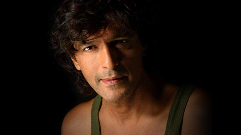 তবে এই নামে বলিউড তথা দর্শকমহলের সিকিভাগও তাঁকে চেনে না। ক্যামেরার সামনে দাঁড়াতে গিয়ে সুযশ নামটা পিছনে ফেলে আসেন তিনি। হয়ে ওঠেন চাঙ্কি পাণ্ডে।