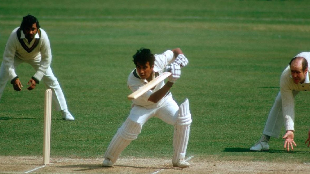 ভারতের প্রাক্তন ক্রিকেটার সুনীল গাওস্কর যদিও কনকাশন সাবের বিরোধী। তাঁদের সময় বিনা হেলমেটে খেলা হলেও কনকাশন সাব ছিল না। এখন এত সুরক্ষা ব্যবস্থার পরেও কনকাশন সাব মানতে পারেন না তিনি। যদিও শুক্রবার ভারত নিয়ম মেনেই কনকাশন সাব নিয়েছে বলে তাঁর মত।