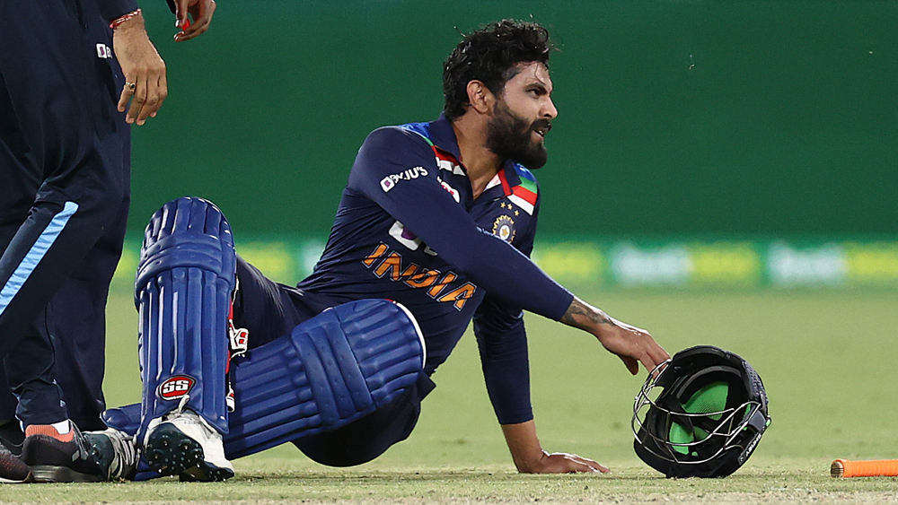 অস্ট্রেলিয়ার প্রাক্তন ক্রিকেটার টম মুডি যদিও মেনে নিতে পারেননি এমন কনকাশন সাব। তিনি বলেন, “জাডেজার মাথায় বল লাগার পর কোনও চিকিৎসক তাঁকে দেখতে মাঠেই এলেন না, অথচ কনকাশন সাব নিল ভারত।” একই অভিযোগ করেন প্রাক্তন ইংরেজ অধিনায়ক মাইকেল ভনও।