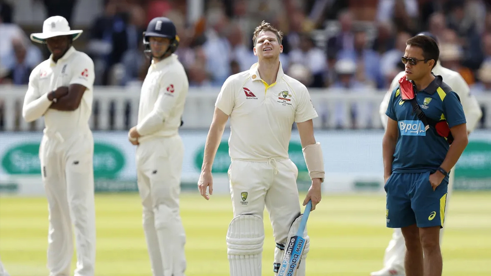 তবে এই প্রথম নয়। ক্রিকেট মাঠে প্রথম কনকাসন সাব হয় ২০১৯ সালে লর্ডসে অ্যাসেজ টেস্টের দ্বিতীয় দিনে। ইংল্যান্ডের জোফ্রা আর্চারের বিষাক্ত বাউন্সারে মাঠেই লুটিয়ে পড়েন স্টিভ স্মিথ। ঘাড়ে চোট পেয়ে ছিটকে যান এক টেস্টের জন্য। তাঁর বদলে মাঠে নামেন মার্নাস লাবুশানে।