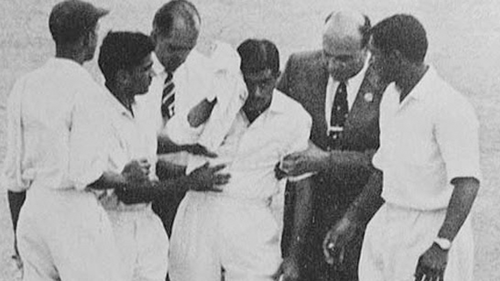 পাকিস্তানের ক্রিকেটার আব্দুল আজিজ মারা যান ১৯৫৯ সালে। মাথায় নয় তাঁর বুকে এসে বল লাগে। মাত্র ১৮ বছর বয়সে মৃত্যু হয় তাঁর। কয়েদ-ই-আজাম ট্রফিতে প্রথম ইনিংসে ব্যাট করার সময় দিলদার আওয়ানের বল এসে লাগে তাঁর বুকে। ফের স্টান্স নেওয়ার জন্য দাঁড়াতে গিয়ে পড়ে যান তিনি। আর উঠতে পারেননি তিনি। দ্বিতীয় ইনিংসে তাঁর নামের পাশে লেখা হয় ‘হার্ট বাই ডেড’।