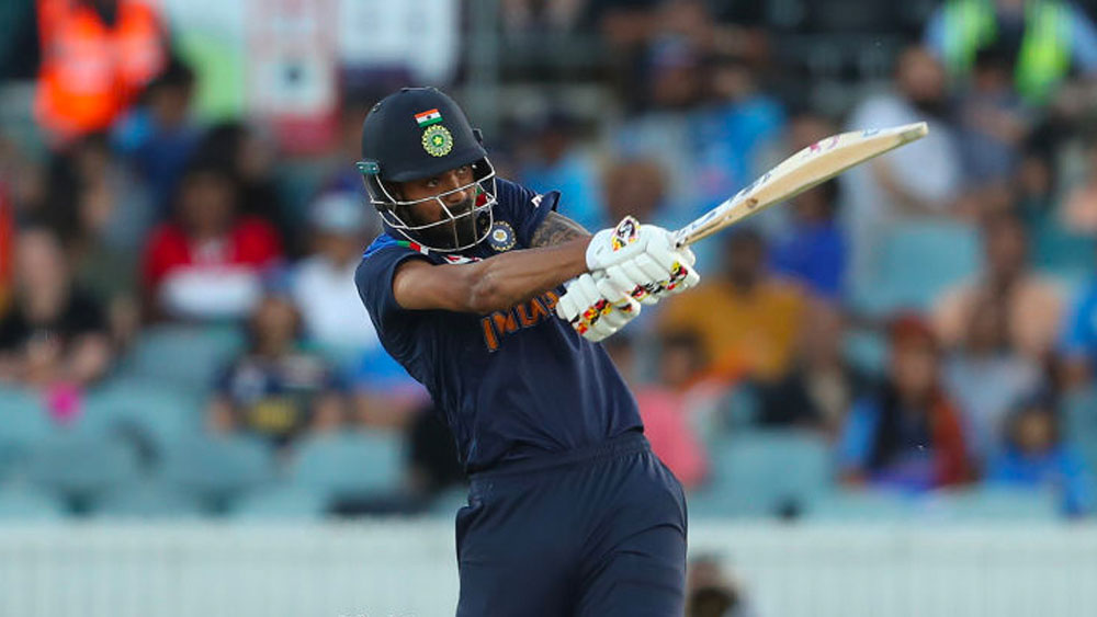 রবিবারের ম্যাচে সিডনির পিচে ওপেনার হিসেবে কে এল রাহুলের থাকাটা নিশ্চিত বললে অত্যুক্তি হবে না। শুক্রবারের ম্যাচে ৪০ বলে ৫১ রানের ইনিংস খেলে টিমকে ভরসা দিয়েছিলেন রাহুল। ফলে এসসিজি-তে তাঁকে দেখা যেতেই পারে।