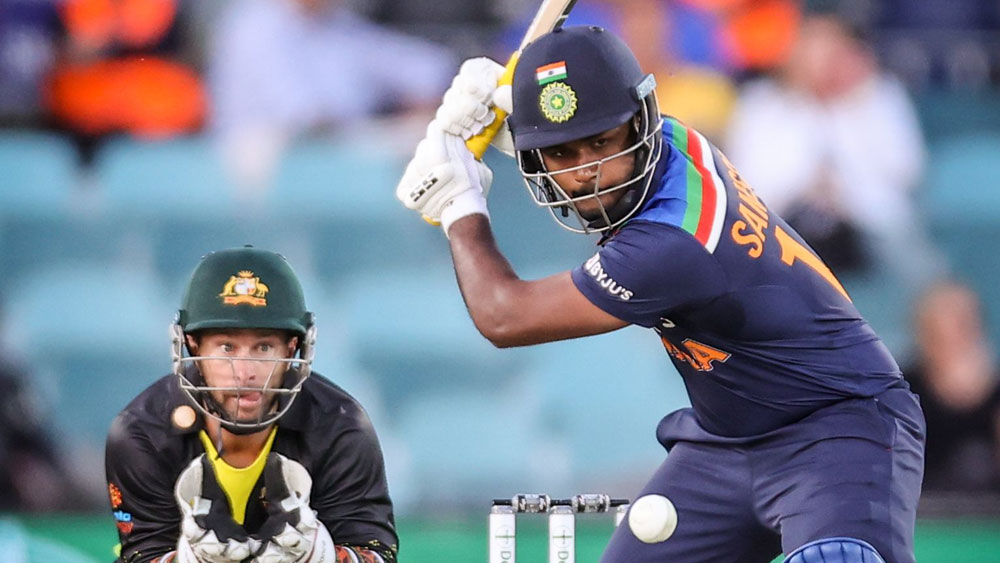 সদ্যসমাপ্ত আইপিএলে নিজের প্রতিভার ঝলক দেখিয়েছেন সঞ্জু স্যামসন। প্রথম টি-টোয়েন্টিতে মাত্র ২৩ রান করলেও ফের সুযোগ পেতে পারেন তিনি। ব্যাটিংয়ের পাশাপাশি উইকেট কিপার হিসেবেও টিম ইন্ডিয়ায় হেসেখেলেই জায়গা করে নিতে পারেন। তবে এই মুহূর্তে কে এল রাহুলের কাঁধেই সেই দায়িত্ব। ফলে শুধুমাত্র ব্যাটসম্যান হিসেবেও দলে আসতে পারেন সঞ্জু। সেই সঙ্গে তাঁর ফিল্ডিংও  দলের সম্পদ হতে পারে।