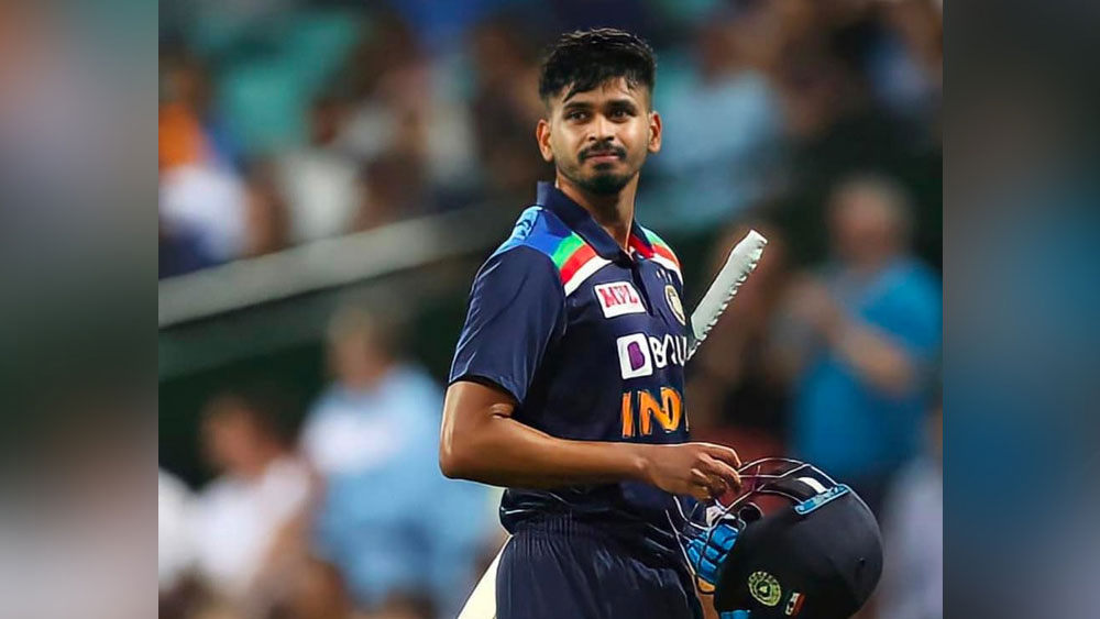 ক্যানবেরার ম্যাচে মিচেল স্টার্কের বাউন্সারে চোট পেয়ে সিরিজ থেকেই ছিটকে গিয়েছেন রবীন্দ্র জাডেজা। তাঁর পরিবর্তে মিডল অর্ডারে দলে আসতে পারেন শ্রেয়স আইয়ার। রবিবারের ম্যাচে আইপিএলের ফর্ম দেখাতে পারলে অস্ট্রেলীয় অধিনায়ক অ্যারন ফিঞ্চের ঘুম কেড়ে নিতে পারেন দিল্লি ক্যাপিটালসের ক্যাপ্টেন।