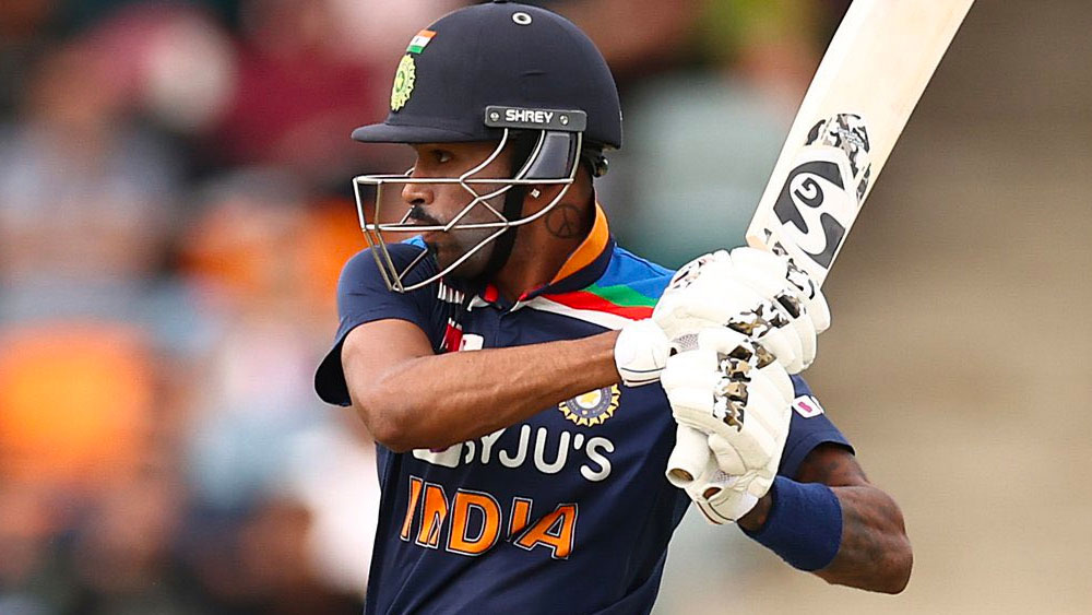 ওয়ান ডে সিরিজ হাতছাড়া হলেও চলতি অস্ট্রেলিয়া সফরে নিজের বিধ্বংসী চেহারা দেখিয়েছেন হার্দিক পাণ্ড্য। ব্যাটের পাশাপাশি এই অলরাউন্ডারের মিডিয়াম ফাস্ট বোলিংও কাজে আসতে পারে কোহালিদের।