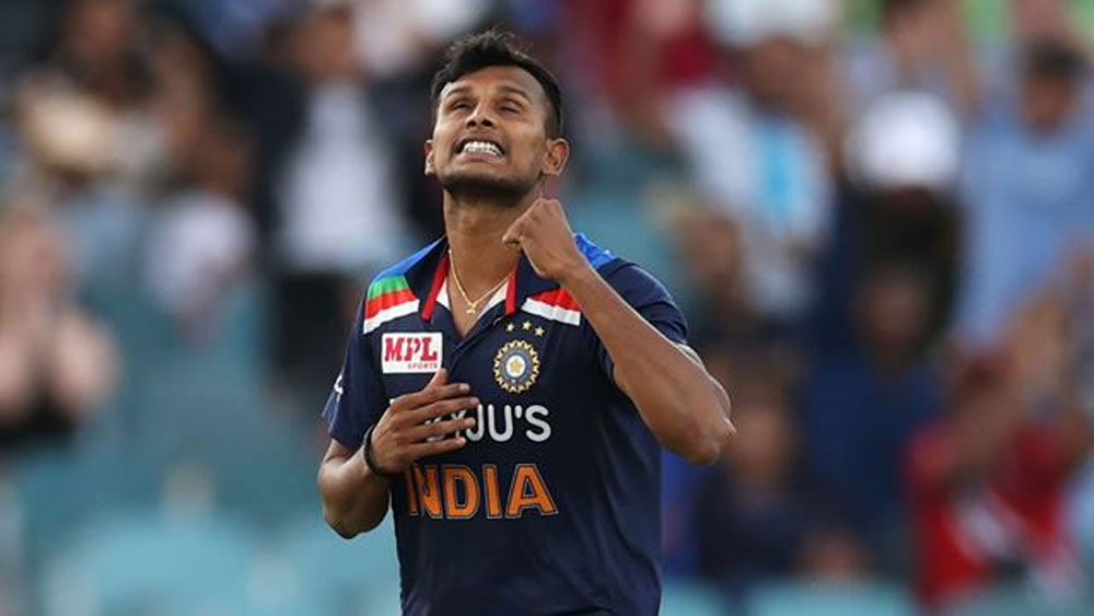 বিদেশের মাটিতে টি-টোয়েন্টি-তে অভিষেক। তবে প্রথম ম্যাচেই চমকে দিয়েছেন ২৯ বছরের টি নটরাজন। ৪ ওভারে ৩০ রান দিয়ে ৩ উইকেট তুলে নেন। তাঁর বিষাক্ত ইয়র্কার বহু অজি ব্যাটসম্যানকেই টলিয়ে দিতে পারে বলে মনে করছেন ক্রিকেট পণ্ডিতেরা।