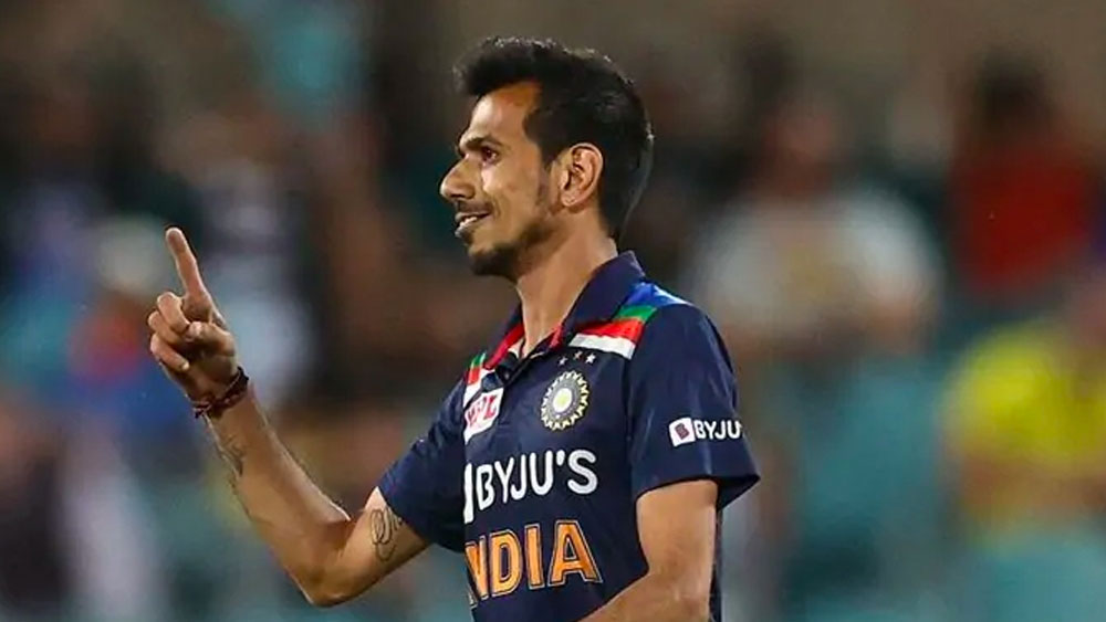 প্রথম একাদশে জায়গা না পেলেও রবীন্দ্র জাডেজার ‘কানকাসন সাব’ হিসেবে ক্যানবেরায় নেমেই চমক দিয়েছেন যুজবেন্দ্র চহাল। ৪ ওভারে ২৫ রান খরচ করে অ্যারন ফিঞ্চ, স্টিভ স্মিথ এবং ম্যাথু ওয়েডের মতো ৩টি দামি উইকেট তুলে নিয়েছিলেন। সিরিজের দখল নিতে চহালের পারফরম্যান্সের দিকেও তাকিয়ে থাকবে টিম ইন্ডিয়া।