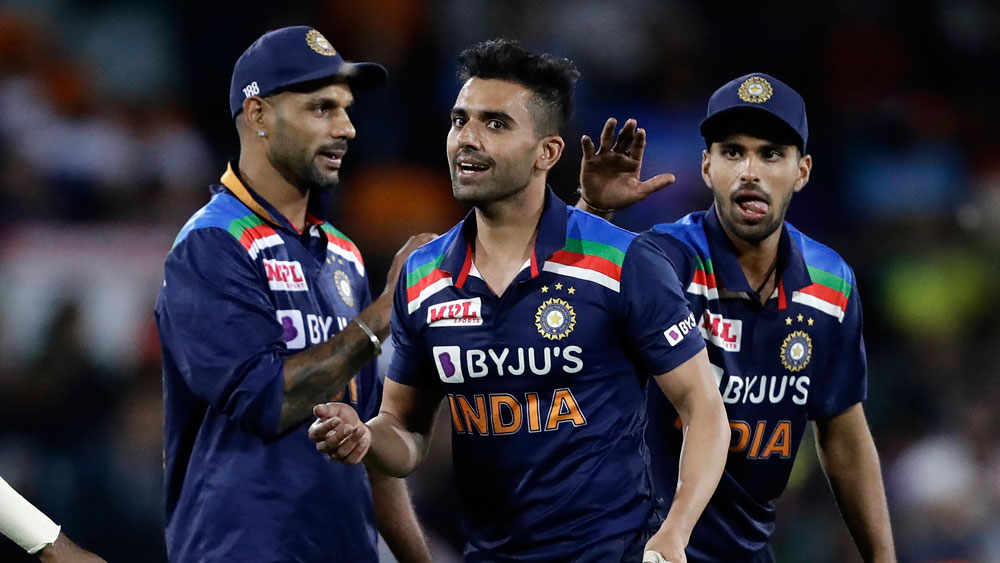 চলতি সিরিজে মহম্মদ শামি কি ফের সুযোগ পাবেন? অনেকেই এই প্রশ্নটা করছেন। তবে ক্যানবেরায় ৪ ওভারে ৪৬ রান দিয়ে কোনও উইকেট না পাওয়ায় সে সম্ভাবনা কমেছে। শামির বদলে ফের দীপক চহারের উপরেই ভরসা রাখতে পারেন বিরাট কোহালি।