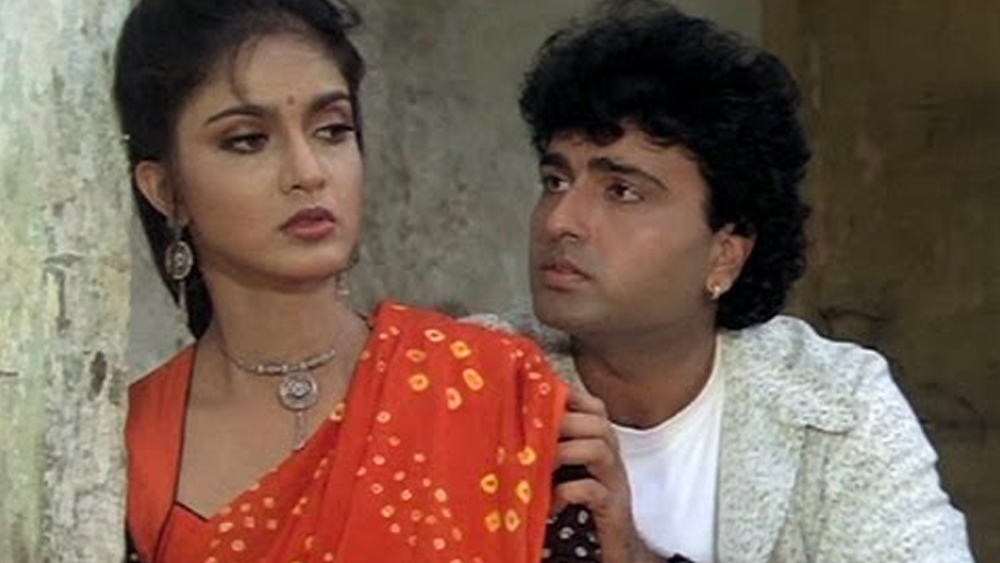 তবে শেষ অবধি খেলার ময়দান ছেড়ে সরে আসেন অভিনয়েই। নয়ের দশকে তাঁকে নায়িকা হিসেবে পায় বলিউড।