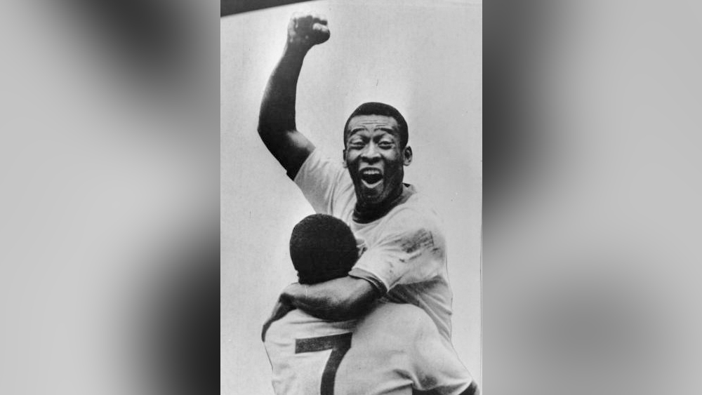 পেলে: সর্বকালের অন্যতম সেরা। কাকতালীয় ভাবেই ১০ নম্বর জার্সি ওঠে তাঁর গায়ে। ১৯৫৮ বিশ্বকাপে ১৭ বছরের পেলে জাতীয় দলে সুযোগ পান। সে বার ব্রাজিল সকার ফেডারেশন ফুটবলারদের জার্সি নম্বর আয়োজকদের দিতে ভুলে যায়। তড়িঘড়ি সবাইকে একটা করে নম্বর দেওয়া হয়। পেলে ঘটনাচক্রে ১০ নম্বর জার্সি পেয়ে যান। সেই বিশ্বকাপে ৬টি গোল করে তারকা হয়ে যান পেলে। অন্য কোনও জার্সি আর গায়ে তোলেননি তিনি।