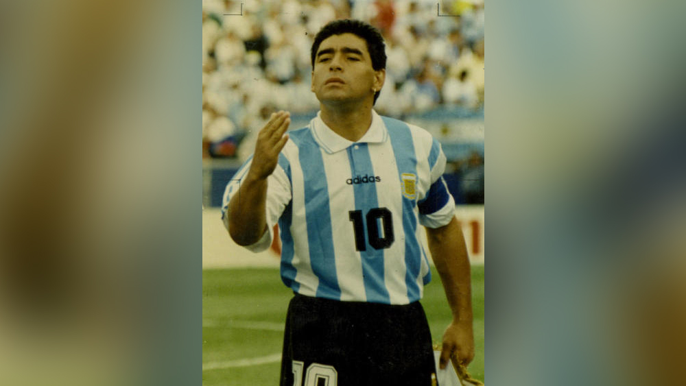 দিয়েগো মারাদোনা: নাপোলির সঙ্গে মারাদোনার ১০ নম্বর জার্সি এতটাই সমার্থক ছিল যে তিনি খেলা ছাড়ার পর ১০ নম্বর জার্সি চিরতরে তুলে রেখে দেয় ইটালির এই ক্লাব। সেই জার্সি আবার বের হয় মারাদোনা প্রয়াত হওয়ার পরে। নাপোলির গোটা দল ১০ নম্বর জার্সি পরে মাঠে নামে। সেরা ১০ নম্বর কে, তা নিয়ে পেলের সঙ্গে লড়াই শুধু তাঁরই। এই জার্সিতেই আছে মিথ হয়ে যাওয়া ১৯৮৬ বিশ্বকাপের ‘হ্যান্ড অফ গড’ গোল এবং সেই ম্যাচেই কিছু ক্ষণ পরে সেই অবিস্মরণীয় গোল।