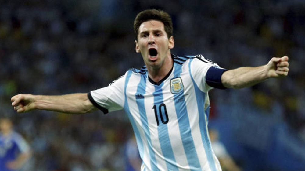 লিওনেল মেসি: ৫টি ব্যালন ডি’অরের মালিক। ৬ বার ইউরোপের সর্বোচ্চ গোলদাতা। আধুনিক দিয়েগো মারাদোনা তিনিই। বার্সেলোনার হয়ে ১০ নম্বর জার্সিতে ৪৯৪ ম্যাচে ৪৪৮টি গোল করেছেন। ২০১২ সালে এক ক্যালেন্ডার বছরে রেকর্ড ৯১টি গোল করেন। এই ১০ নম্বর জার্সিধারীর জন্য বার্সেলোনা তাদের ইতিহাসে সাম্প্রতিক সময়ে অভূতপূর্ব সাফল্য পেয়েছে। বার্সাকে ১০টি স্প্যানিশ লিগ, ৪টি চ্যাম্পিয়ন্স লিগ, ৬টি কোপা দেল রে, ৮টি সুপার কোপা, ৩টি উয়েফা সুপার কাপ, ৩টি ক্লাব ওয়ার্ল্ড কাপ দিয়েছেন মেসি।