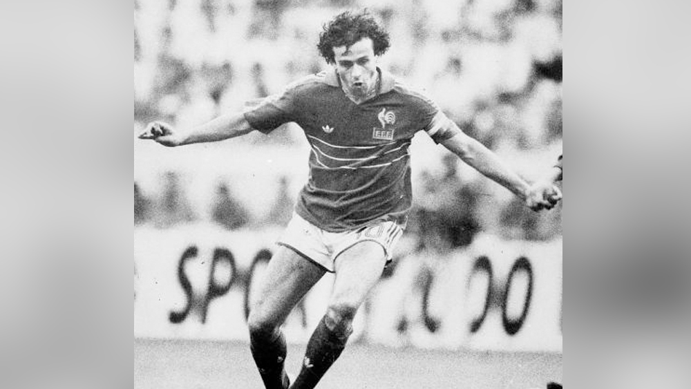 মিশেল প্লাতিনি: ক্লাব ফুটবলে ৪৩২ ম্যাচে ২২৪ গোল। ফ্রান্সের হয়ে ৭২ ম্যাচে ৪১ গোল। এই দুটো পরিসংখ্যানই বলে দিচ্ছে কেন মিশেল প্লাতিনি বিশ্বের অন্যতম সেরা ১০ নম্বর। তিন বারের ব্যালন ডি’অর জয়ী প্লাতিনি অবশ্য ফ্রান্সকে এক বারও বিশ্বকাপ এনে দিতে পারেননি, যেটা জিদান পেরেছেন।