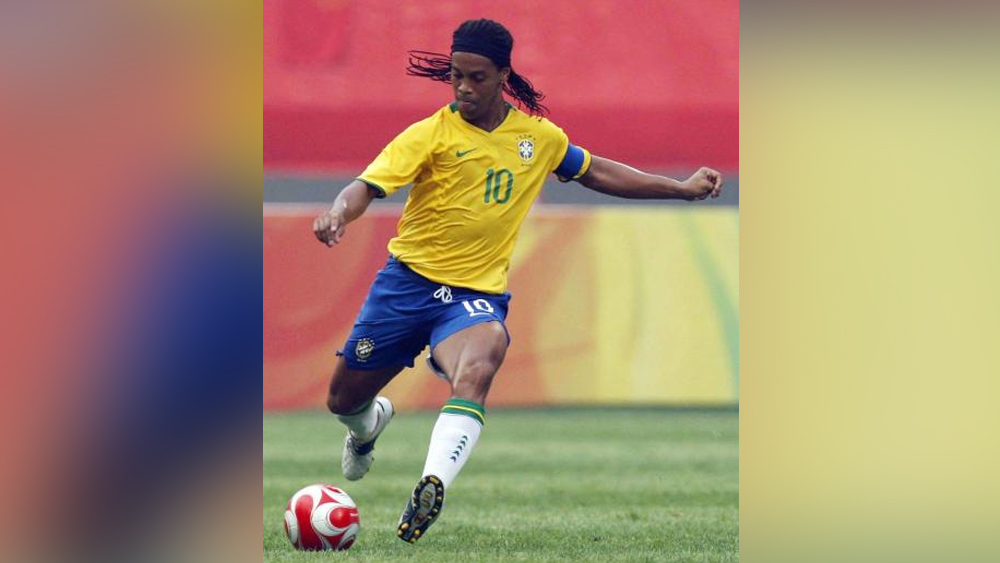 রোনাল্ডিনহো: ২০০৪ এবং ২০০৫ সালে ফিফার বর্ষসেরার পুরস্কার পান। ২০০২ সালে ব্রাজিলের বিশ্বকাপ জয়ের অন্যতম কারিগর। বার্সেলোনার হয়ে তাঁর পারফরম্যান্স চোখ ধাঁধিয়ে দেওয়ার মতো। নিজে যে রকম বহু দর্শনীয় গোল করেছেন, তেমনই অনবদ্য কিছু গোল করিয়েছেন সতীর্থদের দিয়ে। বিশ্বের সর্বকালের অন্যতম সেরা প্লে-মেকার এই ব্রাজিলীয়।