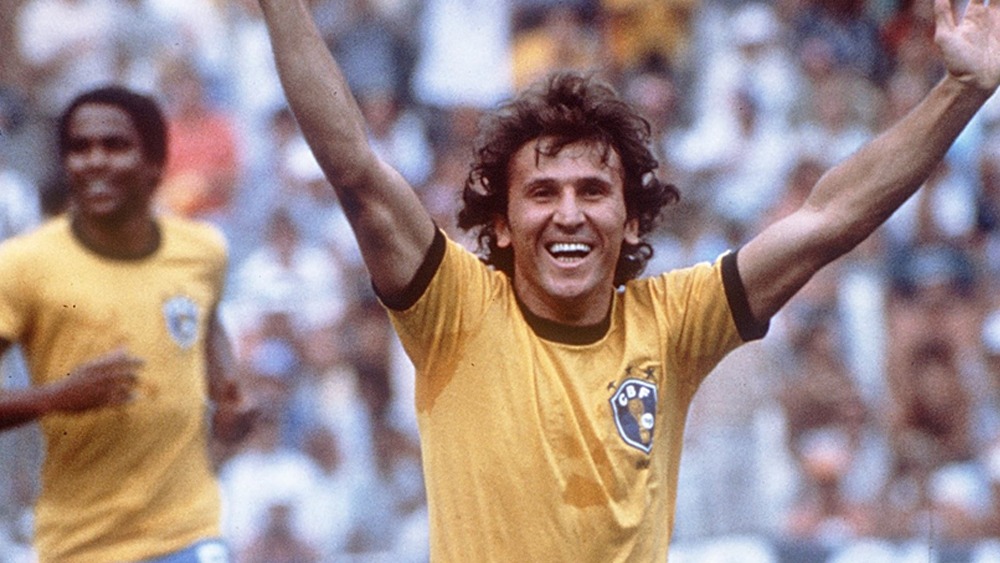 জিকো: মাঠে নামলে তাঁর পজিশন ঠিক কী, সেটাই গুলিয়ে যেত সবার। এ রকম অলরাউন্ডার ১০ নম্বরধারী ফুটবল ইতিহাসে আর আসেননি। এমনিতে অ্যাটাকিং মিডফিল্ডার হিসেবে পরিচিত। কিন্তু সেন্ট্রাল মিডফিল্ডার, দ্বিতীয় স্ট্রাইকার বা ইনসাইড ফরোয়ার্ড, এমনকি পুরোদস্তুর ফরোয়ার্ড হিসেবেও অনায়াসে রাজত্ব করেছেন। মূলত ডান পায়ের প্লেয়ার হলেও বাঁ পা-ও সমান সচল ছিল। ছিলেন সেটপিস বিশেষজ্ঞও।