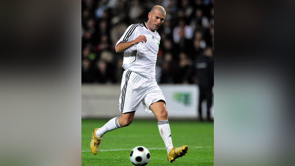 জিনেদিন জিদান: ফুটবলে তাঁর স্টাইল এবং সূক্ষ্মতা কতটা, সেটা ২০০২ সালের চ্যাম্পিয়ন্স লিগ ফাইনালে রিয়েল মাদ্রিদের হয়ে জয়সূচক গোলটা দেখলেই বোঝা যায়। ১৯৯৮ বিশ্বকাপে তাঁর জোড়া গোলেই ব্রাজিলকে হারিয়ে বিশ্বকাপ জিতে নেয় ফ্রান্স। তবে ৮ বছর পরে ২০০৬ বিশ্বকাপ ফাইনালে ইতালির মার্কো মাতেরাজ্জিকে মাথা দিয়ে গুঁতো মেরে লাল কার্ড দেখেন। সেটাই ছিল জাতীয় দলের হয়ে তাঁর শেষ বারের মতো ১০ নম্বর জার্সি গায়ে তোলা।