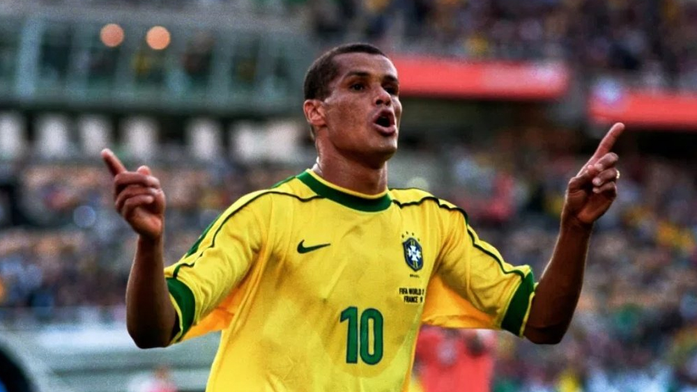 রিভাল্ডো: বলা হয়, ডান পা ছাড়া রিভাল্ডোর সব ছিল। অসাধারণ ড্রিবলার। গোলের মুখে বাঁক খাওয়া ফ্রি-কিক মানেই এই ব্রাজিলীয় তারকা। দূর থেকে গোল করার বিস্ময়কর ক্ষমতা ছিল। বাইসাইকেল কিকে বেশ কিছু অনবদ্য গোল আছে তাঁর।