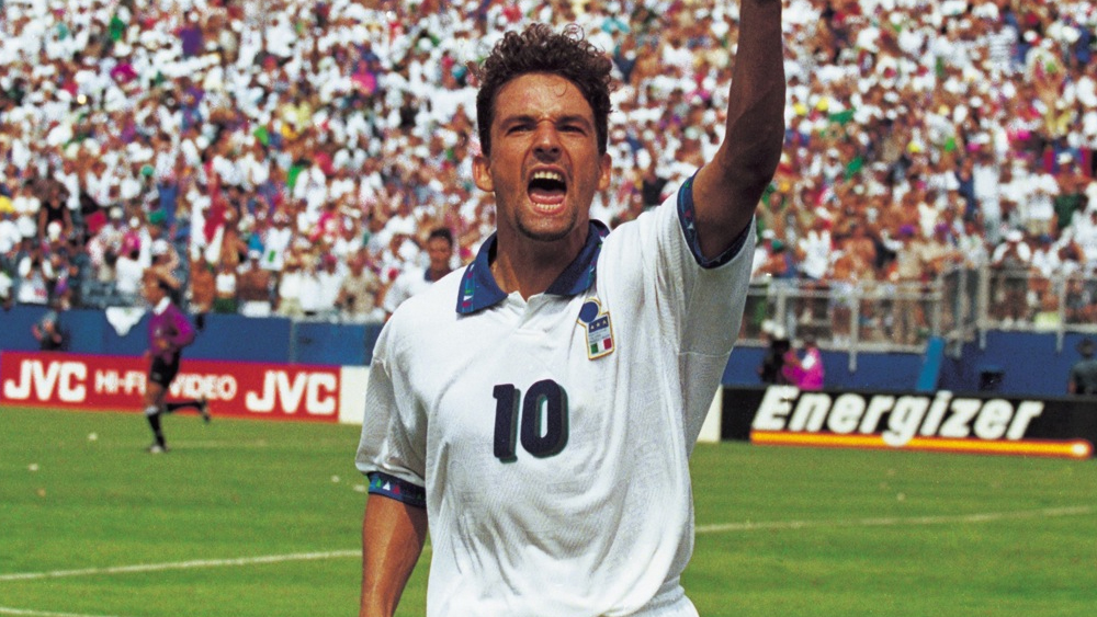 রবার্তো বাজ্জিও: দুটো উইংয়ে যে রকম সচল ছিলেন, সেন্টার ফরোয়ার্ড হিসেবেও ততটাই সপ্রতিভ। তবে ইটালির এই ফুটবলারের সবথেকে প্রিয় জায়গা ছিল ফরোয়ার্ডের ঠিক পিছনে। ১৯৯৪ বিশ্বকাপ ফাইনালে ব্রাজিলের বিরুদ্ধে পেনাল্টি মিস করা ছাড়া মাঠে নেমে আর কোনও ভুল করেছেন বলে মনে হয় না।