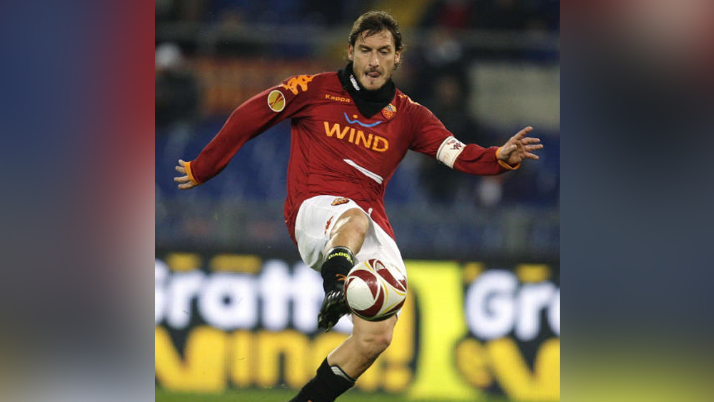 ফ্রানসেসকো টোট্টি: ইটালিয়ান মিডিয়া কখনও তাঁকে বলেছে ‘দ্য গোল্ডেন বয়’, কখনও ‘দ্য এইটথ কিং অফ রোম’, ‘দ্য বিগ বেবি’, ‘দ্য ক্যাপ্টেন’, বা কখনও ‘দ্য গ্ল্যাডিয়েটর’। কেউ কেউ আবার পাওলো রোসির কথা মাথায় রেখেও বলেন, টোট্টিই ইটালির সর্বকালের সেরা ফুটবলার। নিজে গোল করার পাশাপাশি যে ভাবে একের পর এক গোল করিয়েছেন সতীর্থদের দিয়ে, তাতে অনেকেই বলেন, তাঁর মতো নিঃস্বার্থ সেন্টার ফরোয়ার্ড খুব কমই এসেছেন। বিশেষ করে, সংশ্লিষ্ট ফুটবলারের দিকে না তাকিয়ে গোলের সামনে তাঁর ব্যাক হিল পাস ফুটবল দুনিয়া চিরকাল মনে রাখবে।