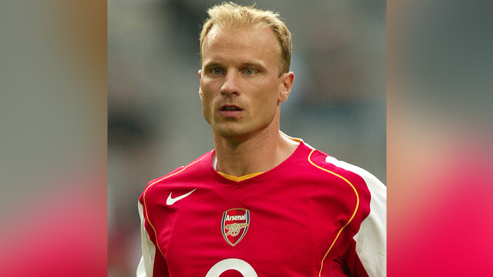 ডেনিস বার্গক্যাম্প: বলা হয় ফুটবলের ভ্যান গঘ হলেন নেদারল্যান্ডস এবং আর্সেনালের কিংবদন্তি ফুটবলার ডেনিস বার্গক্যাম্প। টেকনিকের দিক থেকে তাঁর আগে বা পরে আর কোনও ফুটবলার এই জায়গায় পৌঁছতে পারেননি। ১৯৯৮ বিশ্বকাপে আর্জেন্টিনার বিরুদ্ধে তাঁর পারফরম্যান্স ভোলার নয়। আর্সেনালে বার্গক্যাম্প না থাকলে থিয়েরি অঁরি, ইয়ান রাইট হত না।