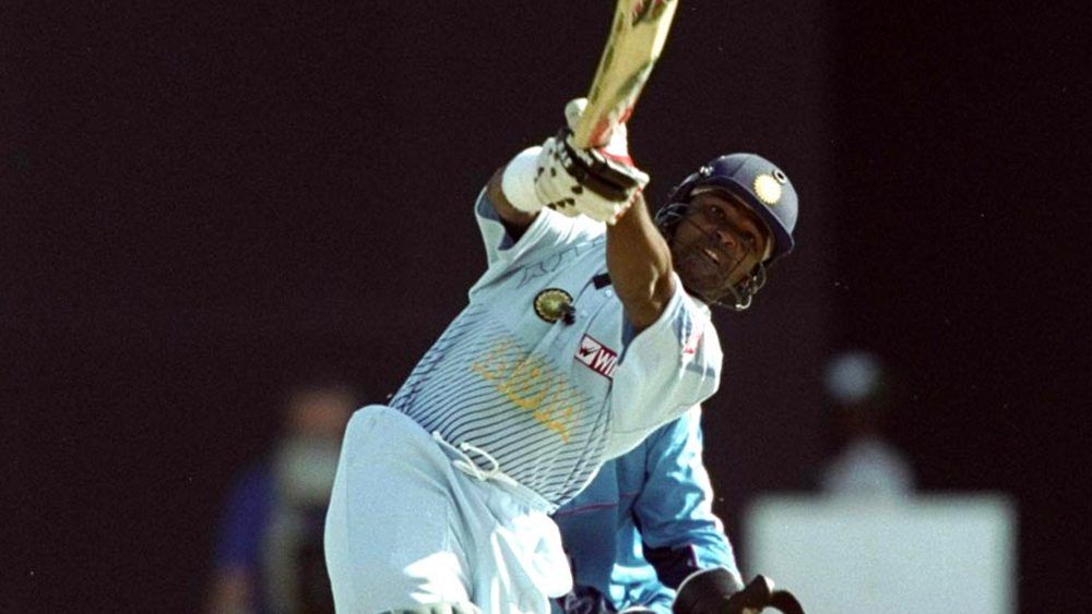 স্কুল স্তর এবং ঘরোয়া ক্রিকেট পেরিয়ে আন্তর্জাতিক ক্রিকেটে কাম্বলীর অভিষেক হয় ১৯৯১-৯২ মরসুমে। ১৯৯১ সালের অক্টোবরে প্রথম ওয়ান ডে খেলেছিলেন পাকিস্তানের বিরুদ্ধে। তার ২ বছর পরে টেস্ট অভিষেক ইংল্যান্ডের বিরুদ্ধে।
