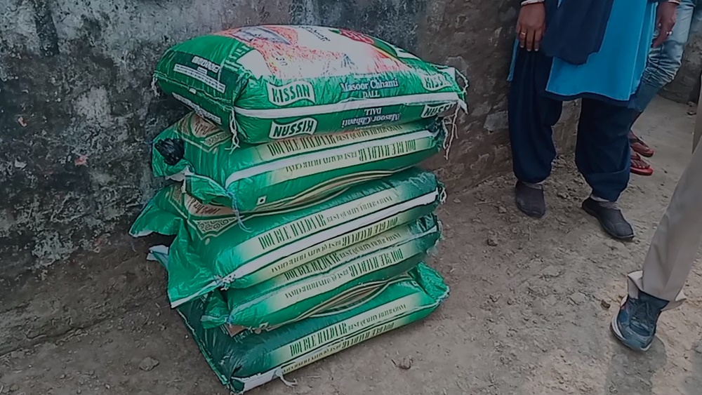 Murshidabad Villagers caught while smuggling Anganwadi Chana dgtld