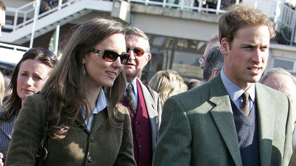 পুরনো সম্পর্ক ভেঙে যাওয়ার পর দু’জনে কাছাকাছি আসেন। বেশ কয়েক বছর চুটিয়ে প্রেম করার পর ২০০৭ সালে তাঁদের সম্পর্ক ভেঙেও যায়। কিন্তু পরে ফের তা জোড়া লাগে। শেষমেশ ২০১০ সালে কেটকে বিয়ের প্রস্তাব দেন উইলিয়াম। একসঙ্গে সংবাদমাধ্যমের সামনে বাগদানের ঘোষণা করেন তাঁরা। সেই সময় কেটের অনামিকায় চোখ আটকে যায় সকলের।