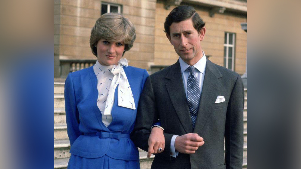 দেখা যায়, যে আংটি পরিয়ে ডায়ানাকে বিয়ের প্রস্তাব দিয়েছিলেন প্রিন্স চার্লস, সেই আংটিই কেটের অনামিকায় শোভা পাচ্ছে। শোনা যায়, বিয়ের আংটি পছন্দ করতে বললে ডায়ানা নীলা বসানো ওই দুর্মূল্য আংটিটি বেছে নিয়েছিলেন। দামি আংটি পছন্দ করায় চার্লস তাঁকে খোঁচা দিলে ডায়ানা জানান, দামের জন্য নয়, চোখের রংয়ের সঙ্গে মিল রয়েছে বলেই ওই আংটি পছন্দ হয়েছে তাঁর।