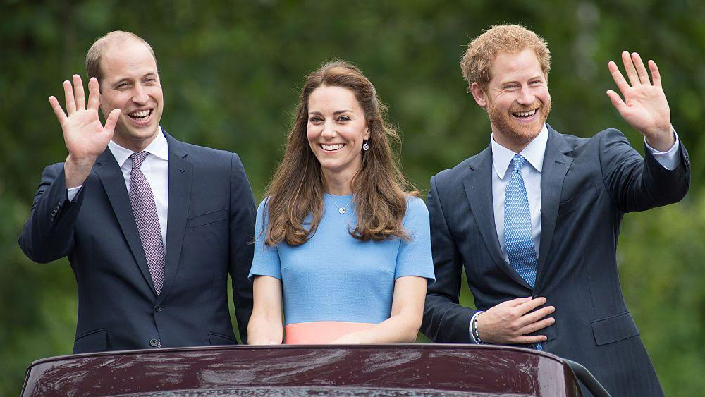 ডায়ানার মৃত্যুর পর তাঁর সংগ্রহে থাকা গয়না ও হিরে-জহরতের অধিকার যায় দুই ছেলে উইলিয়াম ও হ্যারির হাতে। সেই সময় নীলাখচিত আংটি হ্যারি নিজের জন্য পছন্দ করেন। কিন্তু পরবর্তীকালে উইলিয়াম ও কেটের মধ্যে ঘনিষ্ঠতা বাড়লে সেটি দাদার হাতে তুলে দেন তিনি। জানান, মা চেয়েছিলেন ওই আংটি ব্রিটিশ সিংহাসনের দাবিদারের দখলে থাকুক। তাই জ্যেষ্ঠপুত্র হিসেবে সিংহাসনের দাবিদার উইলিয়াম এবং তাঁর পরিবারের হাতেই সেটি থাকুক।