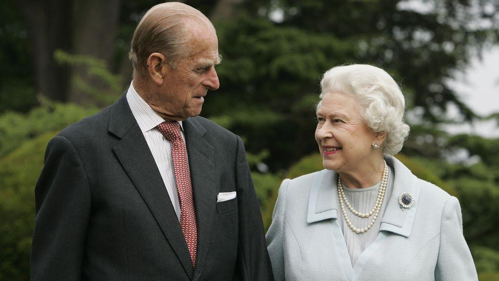 উইলিয়াম এবং কেটের দাম্পত্য জীবনেও মাঝখানে তৃতীয় ব্যক্তির আগমনের গুজব শোনা গিয়েছিল। তবে রাজ পরিবার বা স্বামী-স্ত্রীর কেউই তাতে বিশেষ আমল দেননি। উইলিয়ামের দাদু অর্থাৎ রানি দ্বিতীয় এলিজাবথের স্বামী প্রিন্স ফিলিপ, ডিউক অব এডিনবরাও ওয়াডিং ব্যান্ড পরেন না। উইলিয়াম তাঁকেই অনুসরণ করেন বলে রাজ পরিবারসূত্রে খবর।