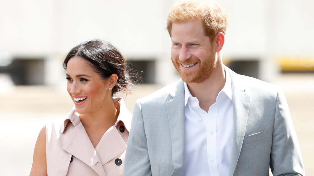 মেগান নিজেও অনামিকায় দু’টি আংটি পরেন। একটি ওয়েডিং ব্যান্ড। অন্যটি হ্যারির দেওয়া বাগদানের আংটি।