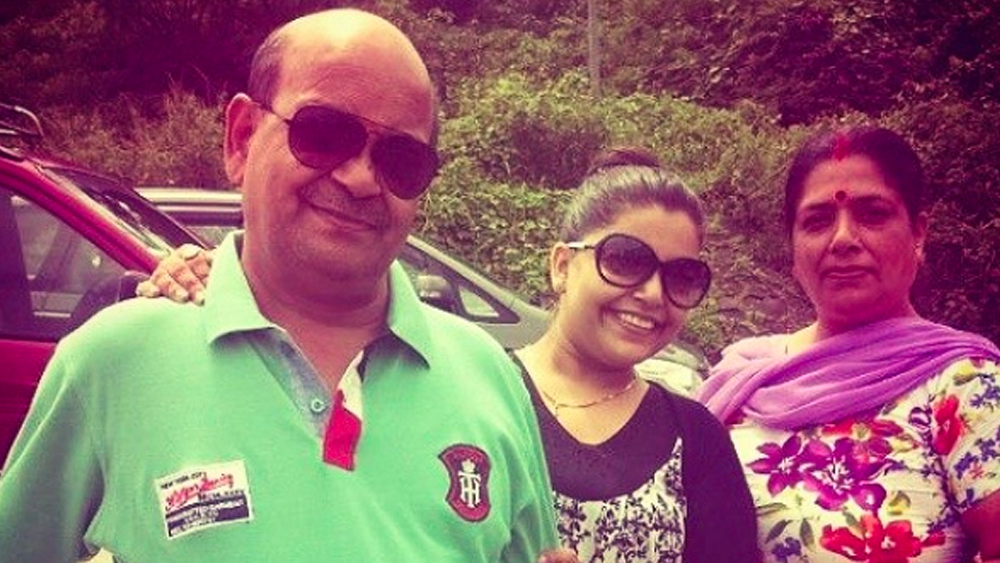 দিব্যার জন্ম ১৯৮৬ সালের ১৫ সেপ্টেম্বর দিল্লিতে। তাঁর বাবা প্রয়াত বিনয়কুমার ভাটনগর ছিলেন আই বি-র প্রাক্তন আধিকারিক। মা ডলি ভাটনগর গৃহবধূ। ভাই দেবাশিসের সঙ্গে দিব্যার শৈশব মূলত কেটেছিল দিল্লিতে।