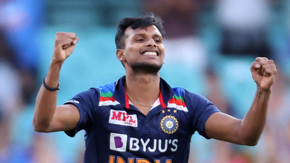 দু’টি সিরিজের মধ্যে দ্বিতীয় তফাৎ গড়ে দিয়েছেন ফাস্ট বোলার থিরু নটরাজন। একদিনের ম্যাচে ভারত যখন সিরিজ হেরে গেছে, তখন তৃতীয় ম্যাচে তাঁকে সুযোগ দেওয়া হয়। ১০ ওভারে ৭০ রান দিয়ে নটরাজন তুলে নেন লাবুশানে ও আগরের উইকেট।