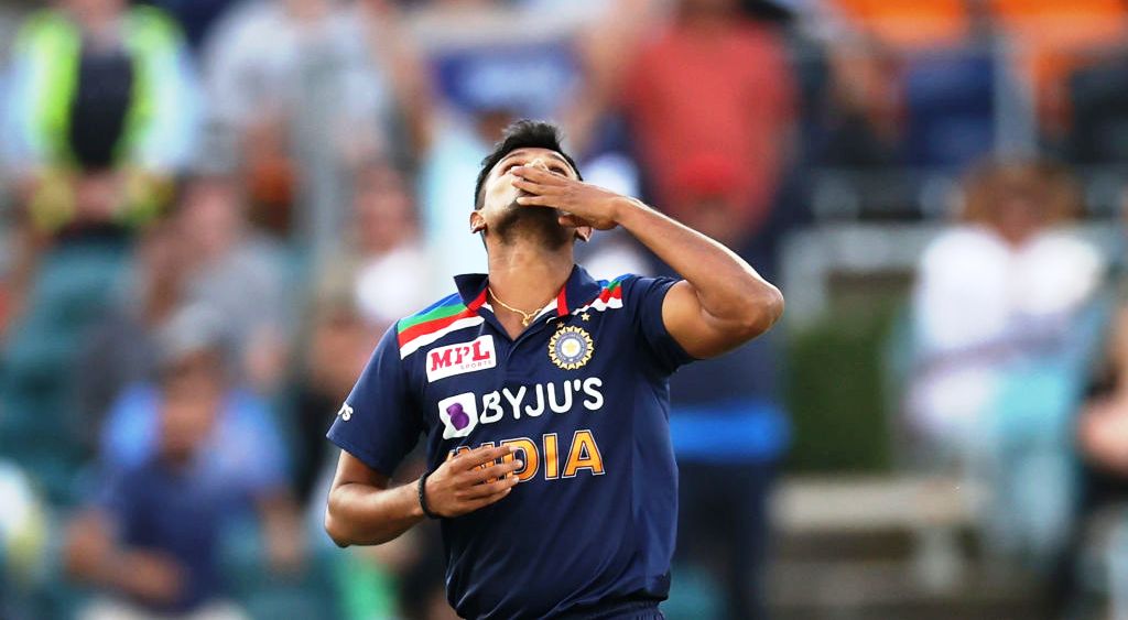 প্রাক্তন ক্রিকেটার হরভজন সিংহ মনে করছেন দুই ম্যাচে ৫ উইকেট নেওয়া নটরাজনই সিরিজের সেরা নির্বাচিত হবেন। একদিনের সিরিজে তাঁকে শুরু থেকে না খেলানোটা বড় ভুল বলেও মনে করেন তিনি।