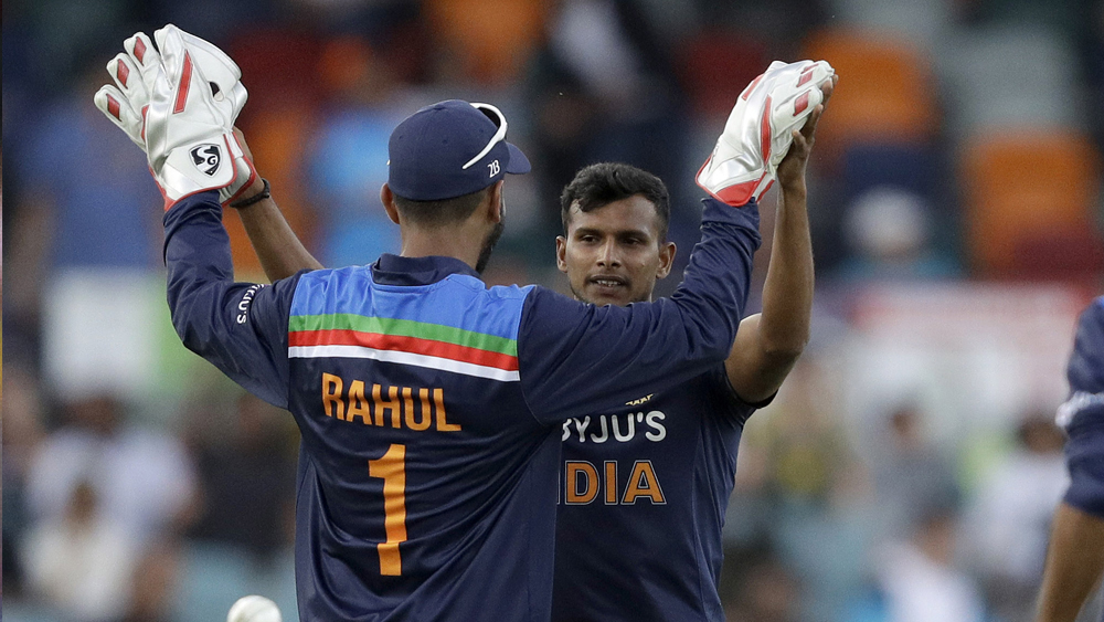 নটরাজনের একটা বড় সুবিধে, এখনও তাঁকে কেউ সেভাবে চেনেন না। ব্যাটসম্যানরা এখনও তাঁর বোলিংয়ের কাটাছেঁড়া করেননি। তাঁর ইয়র্কার কতটা বিষাক্ত হতে পারে, ব্যাটসম্যানদের সে সম্পর্কে তেমন ধারণাতৈরি হয়নি।