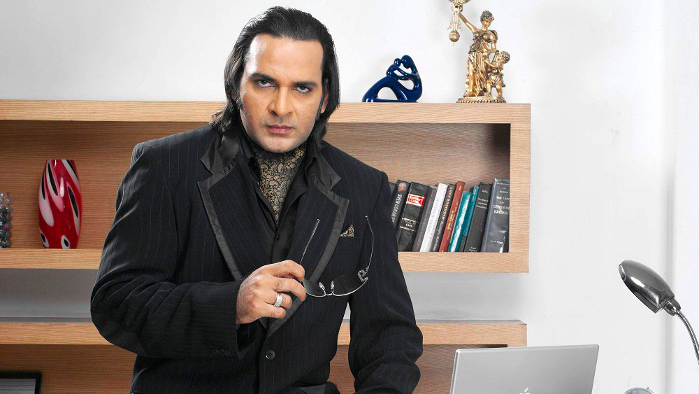 মধ্যপ্রদেশের ইনদওরে শাহবাজের জন্ম ১৯৬৬ সালের ১০ মার্চ। তাঁর বাবা উস্তাদ আমির খান ছিলেন ‘পদ্মভূষণ’-এ সম্মানিত ধ্রুপদী সঙ্গীতশিল্পী। সেন্ট জোসেফস কনভেন্ট স্কুলের পরে শাহবাজের পড়াশোনা হিশলপ কলেজে।