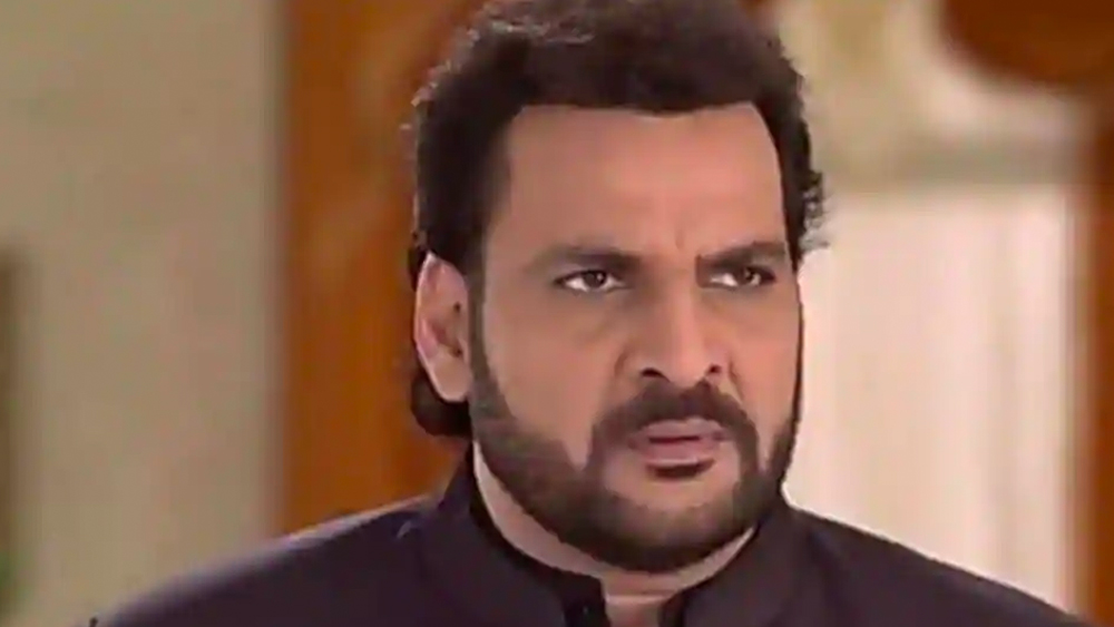 কয়েক মাস আগে এক কিশোরীকে যৌন হেনস্থা করার দায়ে অভিযুক্ত হন শাহবাজ খান। তাঁর নামে এফআইআর দায়ের করা হয়।