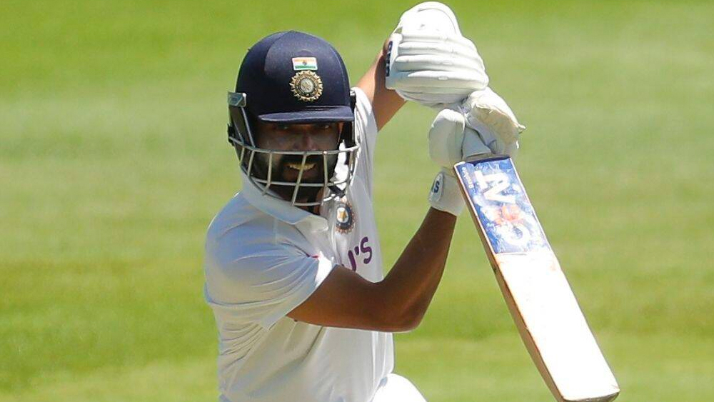 প্রথম টেস্ট খেলেন ২ বছর পরে। ২০১৩ সালে তিনি অস্ট্রেলিয়ার বিরুদ্ধে প্রথম টেস্ট খেলেন। ক্রমে ওয়ান ডে-এর তুলনায় টেস্টেই রহানে বেশি নির্ভরযোগ্য হয়ে ওঠেন। ৭ বছরের কেরিয়ারে ৬৫ টেস্টে এখনও অবধি তাঁর মোট রান ৪,২০৩। গড় ৪২.৮৯। সর্বোচ্চ ১৮৮।