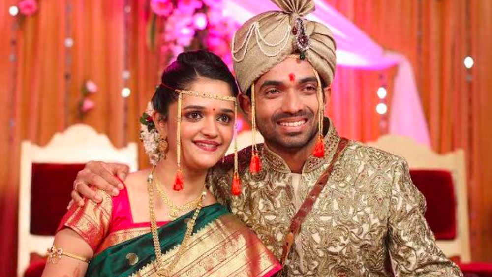 অবশেষে পরিবারের তরফেই তাঁদের কাছে বিয়ের প্রস্তাব রাখা হয়। উত্তরে ‘না’ করেননি পাত্র বা পাত্রী কেউই। ২০১৪ সালের ২৬ সেপ্টেম্বর সাতপাকে বাঁধা পড়েন রাহানে এবং রসিকা। খাঁটি মরাঠি রীতিতে বিয়ের পরে অপেক্ষা করে ছিল রাজকীয় পার্টি।