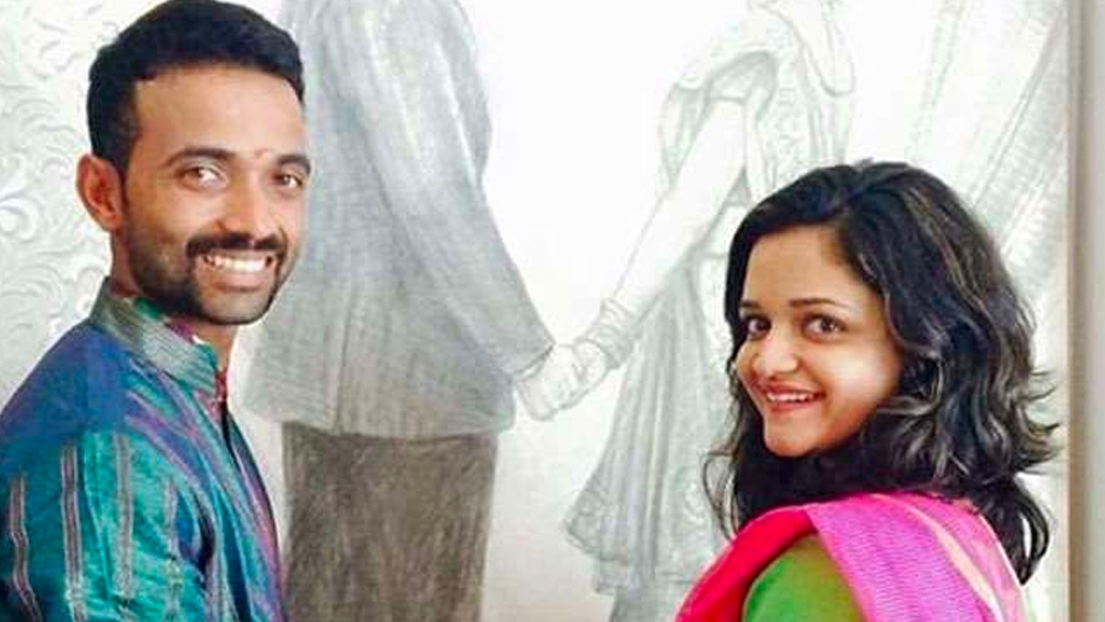 রাহানের সব স্বপ্নের শরিক তাঁর অর্ধাঙ্গিনী রাধিকা। তবে রাধিকাকে এখনও আগে তাঁর ‘বন্ধু’, তার পর ‘স্ত্রী’ ভাবেন অজিঙ্ক। দু’জনের মধ্যে লেগেই থাকে খুনসুটি। রাধিকা মাঝে মাঝেই মজা করে বলেন, বাইরে বার হলে তিনি সঙ্গে থাকলেও রাহানের নজর থাকে কোনও বিলাসবহুল গাড়ির দিকেই।