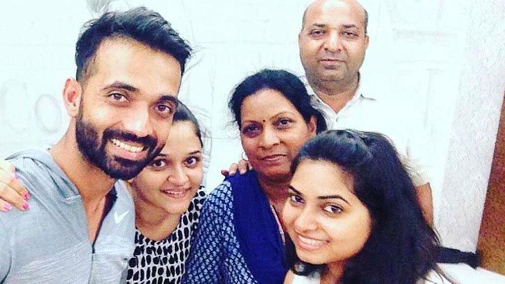 জীবনের বড় সিদ্ধান্তগুলির ক্ষেত্রেও স্ত্রীকে গুরুত্ব দেন রাহানে। তাঁর উপার্জন কোথায়, কীভাবে বিনিয়োগ করা হবে, সেই সিদ্ধান্তও প্রাথমিকভাবে নেন তাঁর সিভিল ইঞ্জিনিয়ার বাবা মধুকর এবং স্ত্রী রাধিকা।