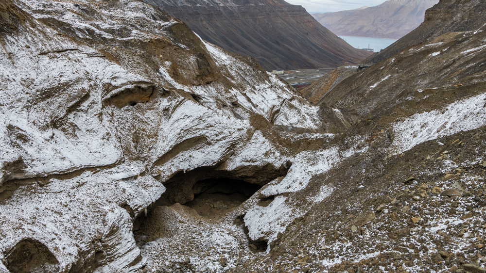 মাটি, পাথর এবং বালির কণাকে যখন বরফ একসঙ্গে জমাট বেঁধে ধরে রাখে, তখন সেটা পরিণত হয় পারমাফ্রস্টে। দীর্ঘ দিন হিমায়িত রূপে থাকায় এই ভূভাগ জীববিজ্ঞানের বিভিন্ন উপাদানের আকর। কারণ এখানে ফসিল অবস্থায় পাওয়া যায় বহু প্রাগৈতিহাসিক নিদর্শনও।