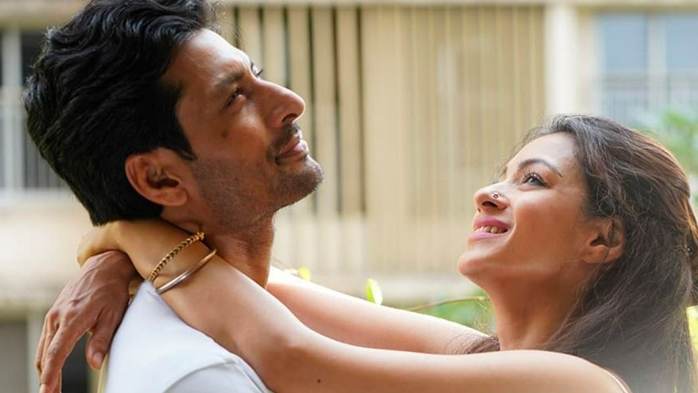 অবশেষে কোনও সম্ভাবনা না থাকলেও একে অন্যের প্রেমে পড়লেন। বন্ধুত্বের গণ্ডি পেরিয়ে অন্য দিকে মোড় নিল সম্পর্ক। দু’জনেই বুঝলেন সেটা যখন একে অন্যের থেকে দূরে থাকতেন। মিস করতে লাগলেন একে অপরকে।