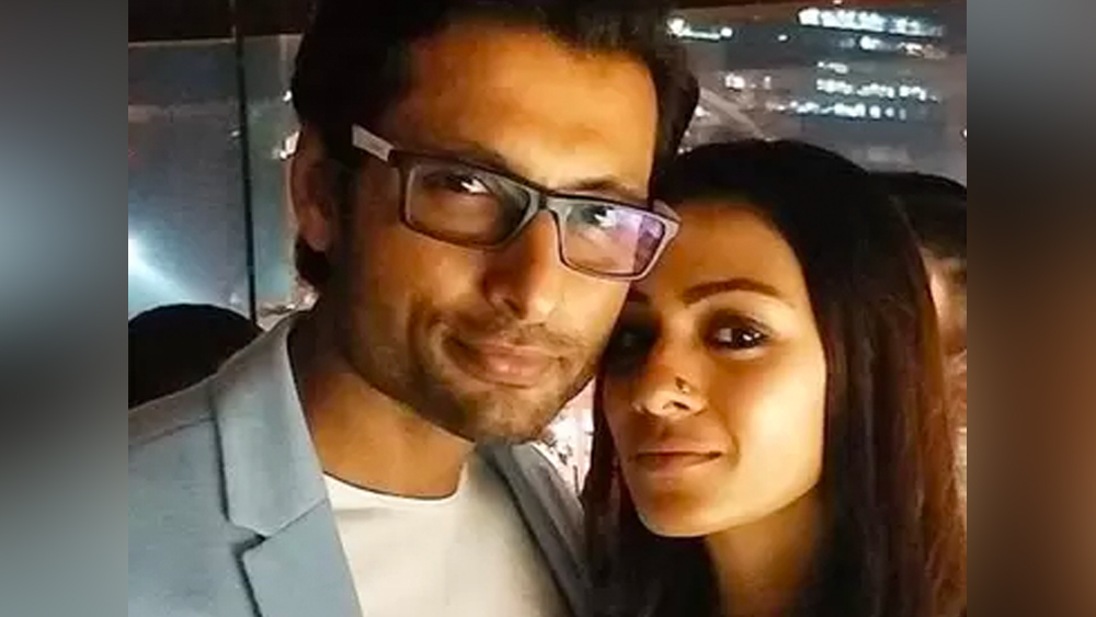 অদর্শন কাটাতে দেখা করতে লাগলেন কফি-ডেটে। তার পর ক্রমে সেখান থেকে লাঞ্চ এবং শেষে ডিনার। নিজেদের অজান্তেই চলতে লাগল কোর্টশিপ।