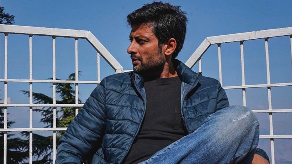 মডেলিং দিয়ে কেরিয়ার শুরু করেন ইন্দ্রনীল। বিভিন্ন ডিজাইনারের শো এবং পণ্যের বিজ্ঞাপনে তিনি ছিলেন মুখ্য আকর্ষণ। পরে ফাল্গুনী পাঠকের মিউজিক ভিডিয়ো ‘পল পল তেরে ইয়াদ সতায়ে’-এ অভিনয় করেন তিনি।