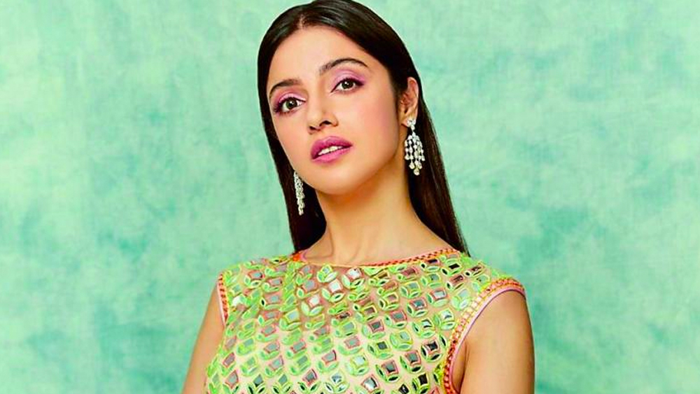 দিল্লির এক মধ্যবিত্ত পরিবারে দিব্যার জন্ম ১৯৮১ সালের ২০ নভেম্বর। তাঁর বাবার একটি ছাপাখানা ছিল। মা ছিলেন শিক্ষিকা। দিল্লিতে বি কম পড়ার সময় থেকে তিনি মডেলিং শুরু করেন। প্রথমে তিনি প্রিন্ট মিডিয়ায় বিজ্ঞাপনে কাজ করতেন। পরে ধীরে ধীরে ভিডিয়ো দুনিয়াতেও পা রাখেন।