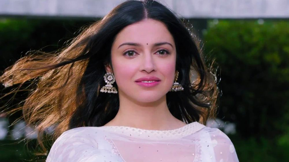 মুম্বই এসে শুরু হয় তাঁর অভিযান।  সুযোগ পান কুণাল গঞ্জাওয়ালার ভিডিয়ো ‘জিদ না করো ইয়ে দিল কা মামলা হ্যায়’ মিউজিক ভিডিয়োয় অভিনয়ের। বিপরীতে নায়ক ছিলেন সলমন খান। টিনসেল টাউনে প্রথম কাজে সলমনের সঙ্গে অভিনয় এক লহমায় দিব্যাকে নিয়ে আসে প্রচারের আলোয়।