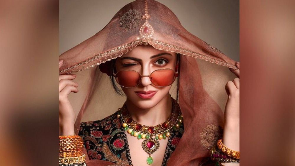 এর পর অভিজিৎ ভট্টাচার্যর মিউজিক ভিডিয়ো ‘কভি ইয়াদোঁ মেঁ আও’-তেও অভিনয় করেন দিব্যা।  পরপর দু’টি মিউজিক ভিডিয়ো সুপারহিট হওয়ায় দিব্যার কাছে এ বার এল তেলুগু ছবি ‘লভ টুডে’-তে নায়িকা হওয়ার সুযোগ।